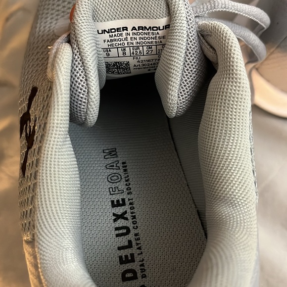 Under Armour running shoes, womens 9 - Picture 4 of 4